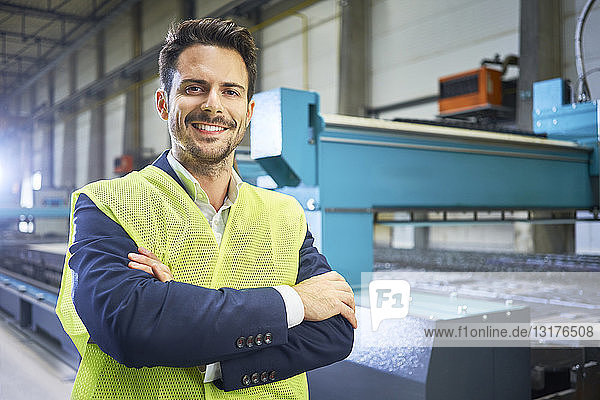 Porträt eines lächelnden Managers in der Fabrik