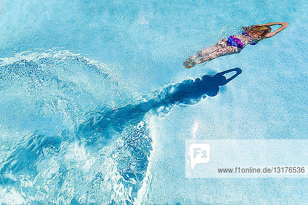 Spanien  Frau taucht im Schwimmbad