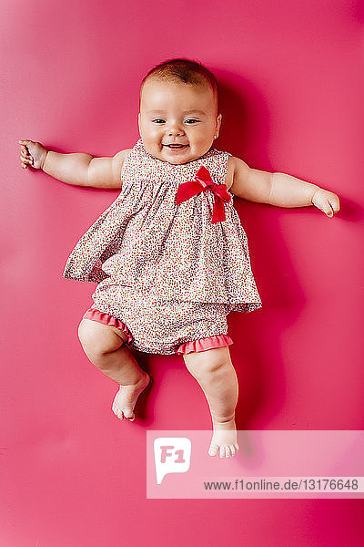 Porträt eines glücklichen Mädchens auf rosa Hintergrund