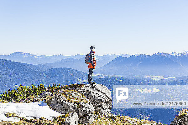Deutschland  Garmisch-Partenkirchen  Alpspitze  Osterfelderkopf  Wanderin auf Aussichtspunkt