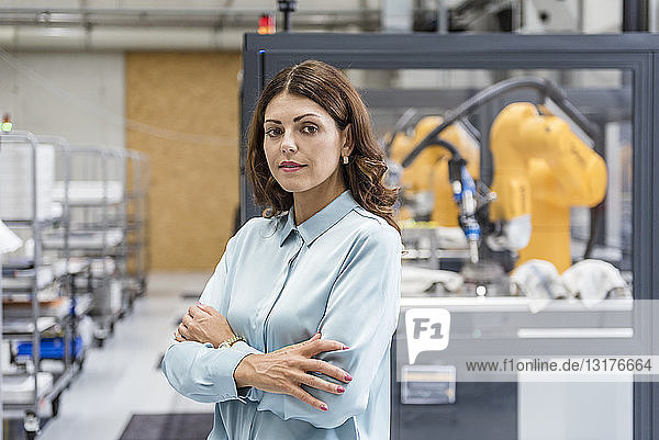 Porträt einer Geschäftsfrau  die in einem Produktionsunternehmen arbeitet