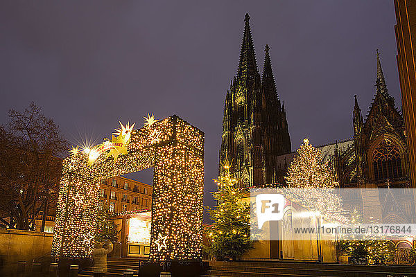Deutschland  Köln  Weihnachtsmarkt mit dem Kölner Dom im Hintergrund