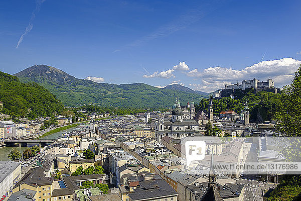 Österreich  Land Salzburg  Salzburg  Blick vom Mönchsberg  Altstadt mit Stiftskirche  Dom und Festung Hohensalzburg