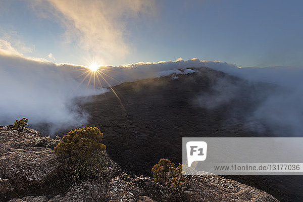 Reunion  Nationalpark Reunion  Schildvulkan Piton de la Fournaise  Blick vom Pas de Bellecombe  Sonnenaufgang