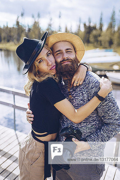 Schweden  Lappland  Porträt eines jungen verliebten Paares  das sich Kopf an Kopf umarmt