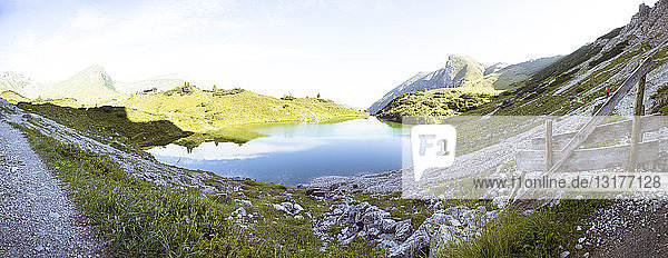 Österreich  Südtirol  Panoramablick auf den Bergsee