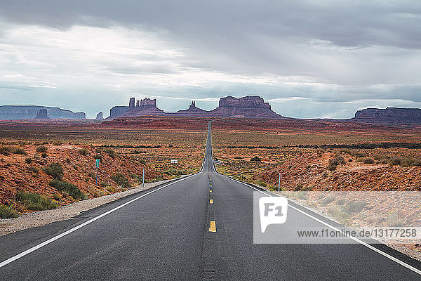 USA  Utah  Leere Straße zum Monument Valley