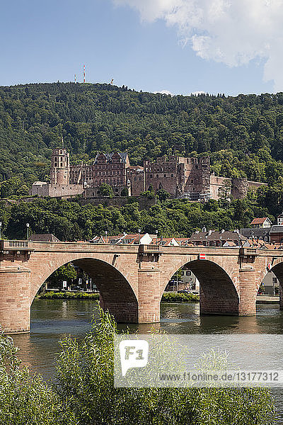Deutschland  Baden-Württemberg  Heidelberg  Neckar  Karls-Theodore-Brücke und Heidelberger Schloss