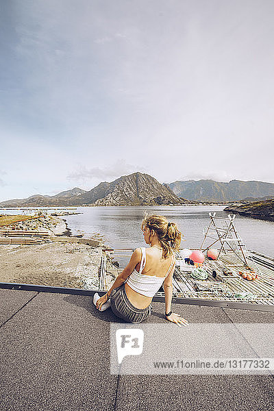 Norwegen  Lofoten  Rückenansicht einer Frau  die in die Ferne schaut