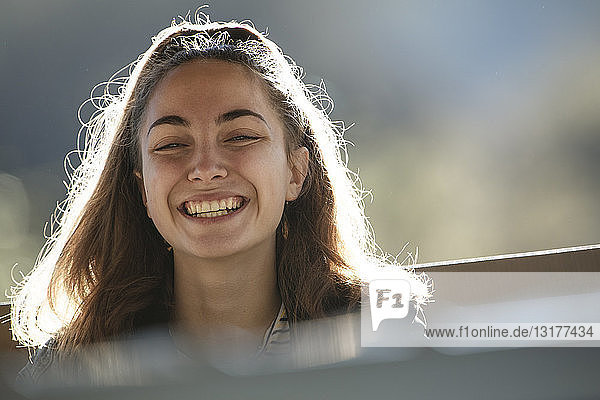 Porträt eines lächelnden Teenager-Mädchens