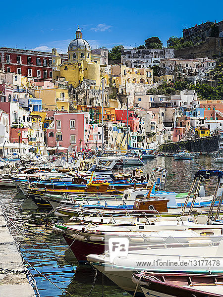 Italien  Kampanien  Golf von Neapel  Phlegräische Inseln  Insel Procida  Hafen  Marina di Corricella  ehemaliges Gefängnis auf dem Berg