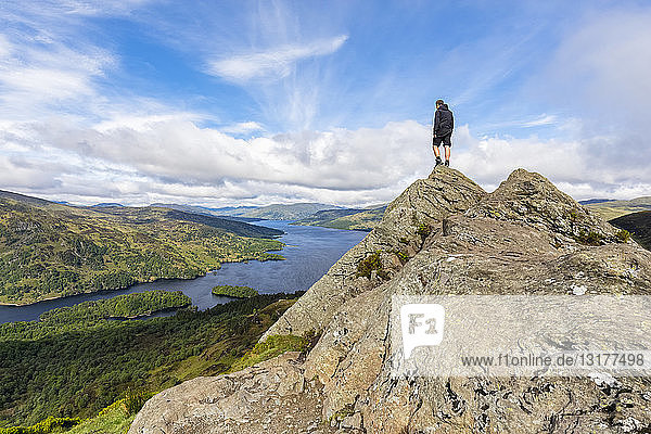 Grossbritannien  Schottland  Hochland  Trossachs  Touristen  die vom Berg Ben A'an zum Loch Katrine blicken