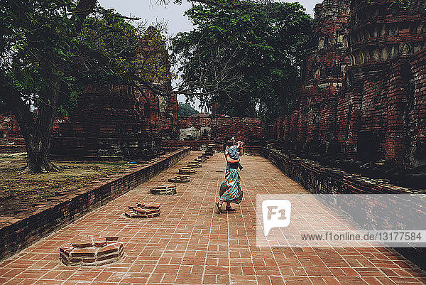 Thailand  Ayutthaya  Mutter und Tochter tanzen in den antiken Ruinen eines Tempels im Wat Mahathat