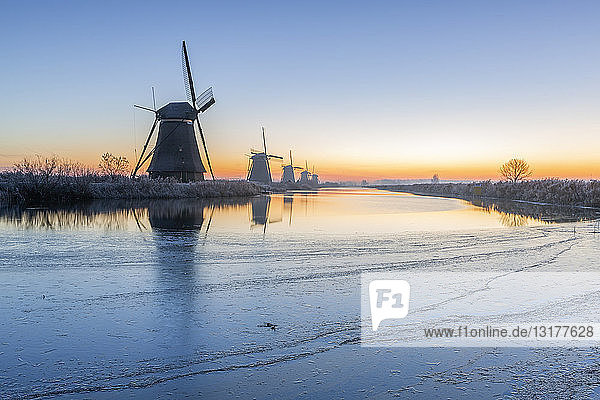 Niederlande  Holland  Rotterdam  Kinderdijk am Abend