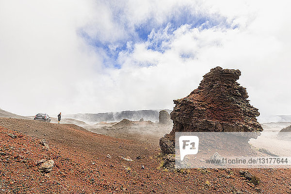 Wiedersehen  Nationalpark Wiedersehen  Piton de la Fournaise  Route du volcan  Tourist in der Plaine des Sables