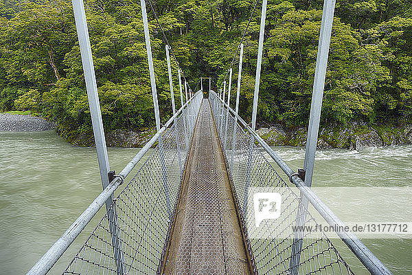 Brücke über den Makarora-Fluss bei der Haast-Autobahn  Südinsel  Neuseeland