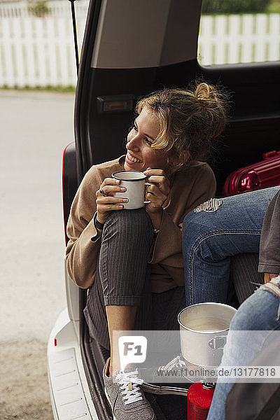 Freunde sitzen in einem Wohnwagen  machen eine Pause  trinken Kaffee