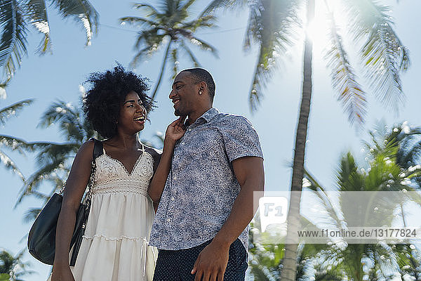 USA  Florida  Miami Beach  glückliches junges Paar an Palmen im Sommer