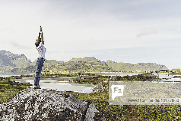 Junge Frau in der Natur stehend  sich streckend  Lappland  Norwegen