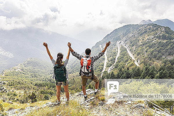 Italien  Massa  glückliches Paar beim Blick auf die schöne Aussicht in den Alpi Apuane