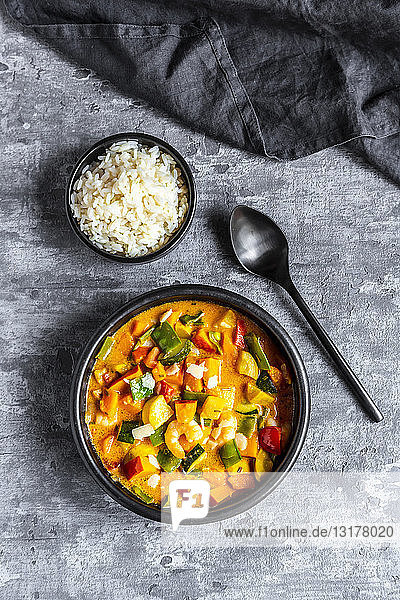 Currygericht  Süsskartoffel-Curry  Zuckererbse  Paprika  Zucchini  Kokosmilch  Shrimps und Reis
