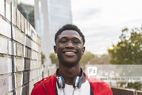 Junger schwarzer Mann mit Kopfhörern  lächelnd  Porträt