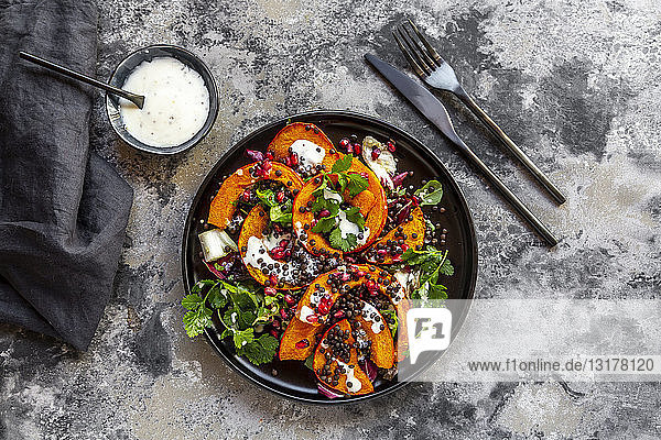 Herbstlicher Salat mit gebratenem Kürbis  Linsen  Radicchio  Granatapfelkernen  Blattsalat und Petersilie mit Dressing