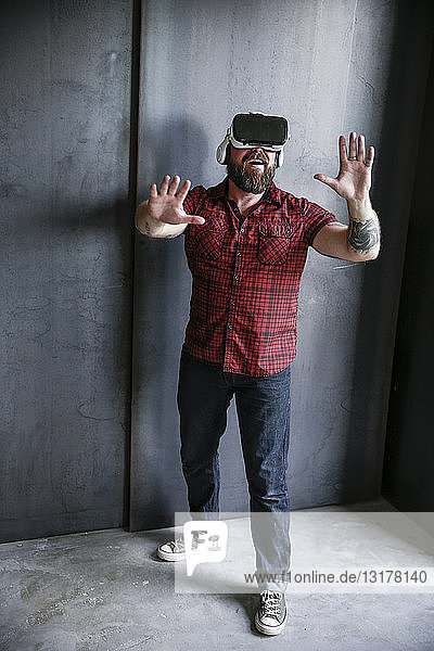 Aufgeregter bärtiger Mann mit VR-Brille