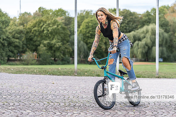 Junge Frau auf ihrem BMX-Rad