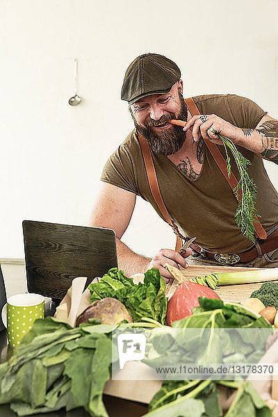 Reifer Mann probiert vegetarische Online-Rezepte aus