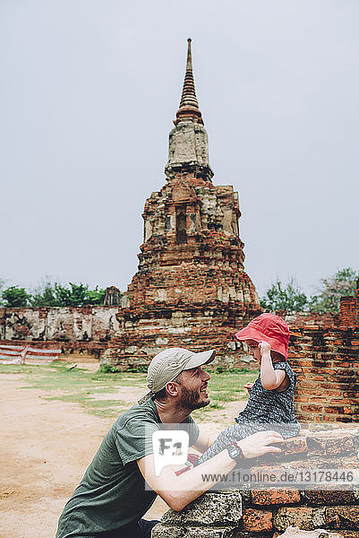 Thailand  Ayutthaya  Vater und kleines Mädchen in den alten Ruinen des Tempels Wat Mahathat
