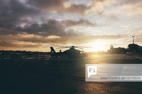 Hubschrauber auf dem Landeplatz bei Sonnenuntergang