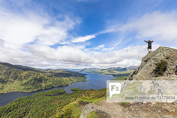 Grossbritannien  Schottland  Highland  Trossachs  Touristen  die den Berg Ben A'an mit Blick auf Loch Katrine anfeuern