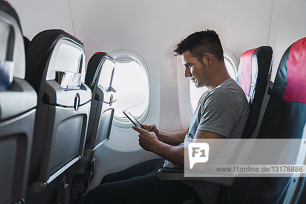 Mann benutzt E-Book im Flugzeug