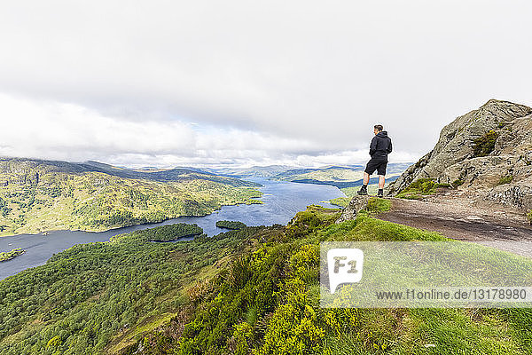 Grossbritannien  Schottland  Hochland  Trossachs  Touristen  die vom Berg Ben A'an zum Loch Katrine blicken