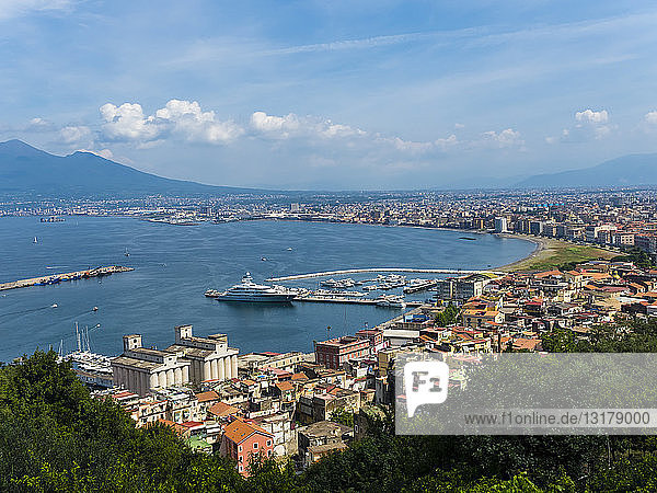 Italien  Kampanien  Neapel  Hafen  Golf von Neapel  Vesuv im Hintergrund