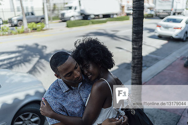 USA  Florida  Miami Beach  lächelndes  liebevolles junges Paar bei der Umarmung in der Stadt