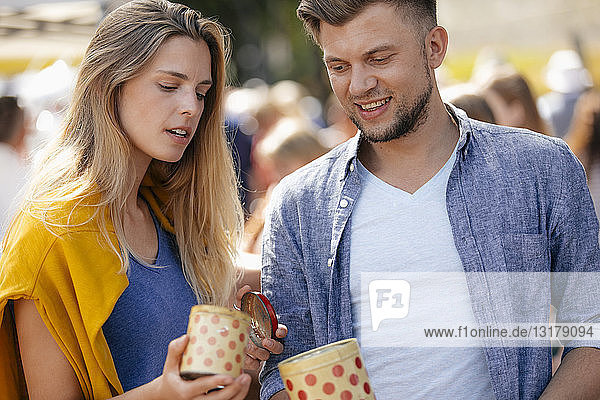 Belgien  Tongeren  junges Paar mit Blechdosen auf einem antiken Flohmarkt