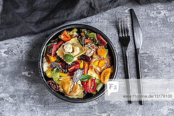 Ravioli-Salat mit Tomate  Trauben  Mozzarella und Basilikum
