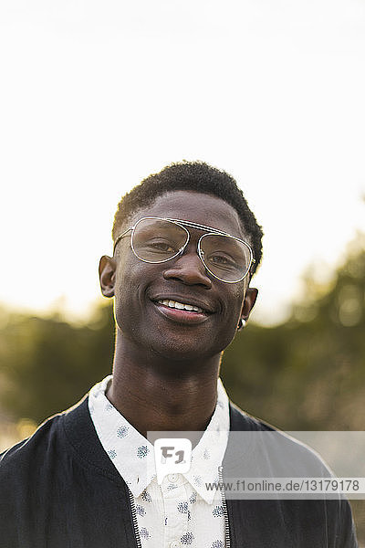 Porträt eines jungen schwarzen Mannes  der eine Brille trägt