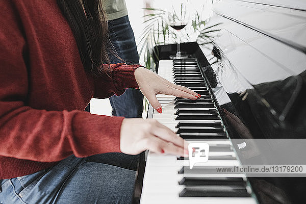 Hände einer Frau  die zu Hause Klavier spielt