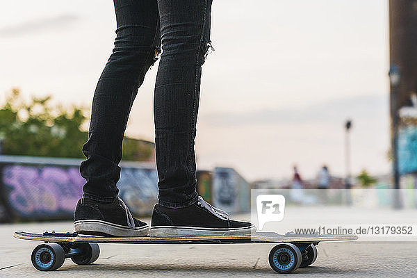 Nahaufnahme einer jungen Frau beim Skateboardfahren
