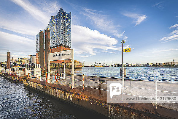 Deutschland  Hamburg  Hafencity  Liegeplatz Sandtorhoeft  Blick auf die Elbphilharmonie