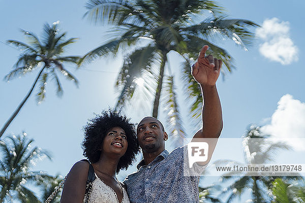 USA  Florida  Miami Beach  junges Paar unter Palmen im Sommer