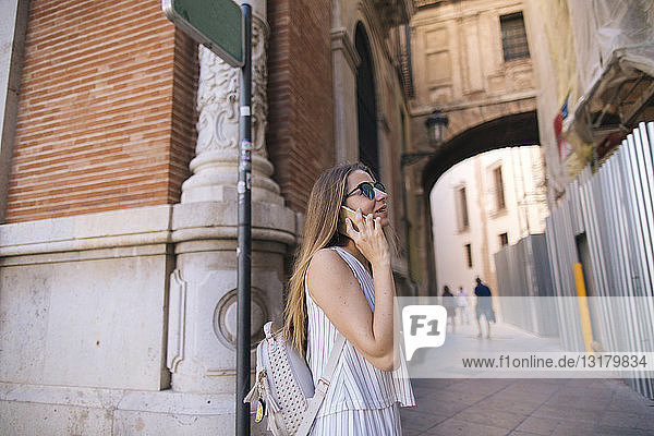 Spanien Valencia Frau am Telefon in der Stadt