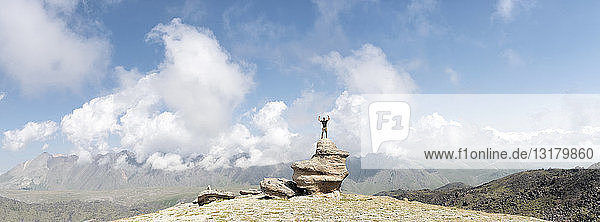 Russland  Kaukasus  Bergsteiger steht auf einer Felsformation im oberen Baksan-Tal