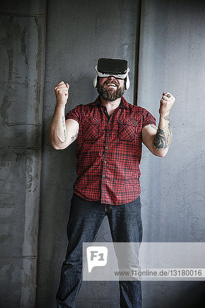 Glücklicher bärtiger Mann mit VR-Brille