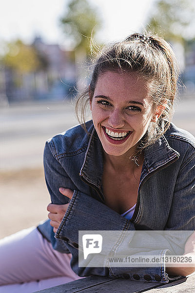 Porträt einer lachenden jungen Frau im Freien