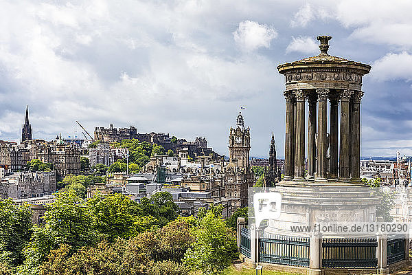 Großbritannien  Schottland  Edinburgh  Stadtbild der Altstadt  Dugald Stewart Monument  mit Edinburgh Castle  Scott Monument und Balmoral Hotel