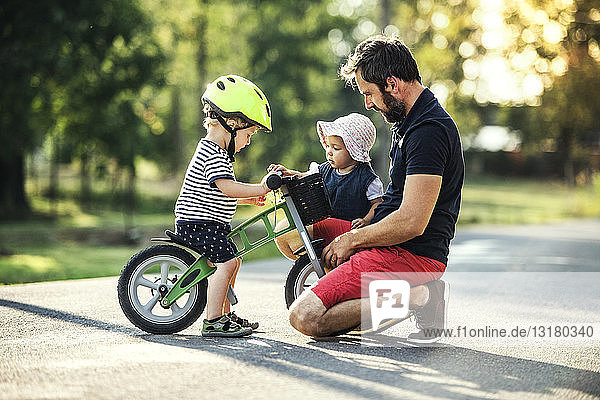 Vater verbringt Zeit mit seinen Kindern im Freien